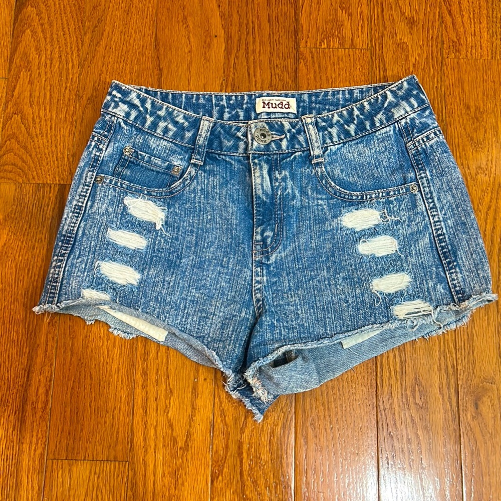 MUDD DISTRESSED ROW HEM DENIM SHORTS IN SIZE 5